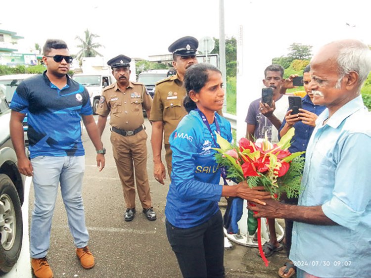 ක්‍රිකට් ගහලා කප් දිනලා පාරේ බස් එකේ ගෙදර ගිය උදේශිකා