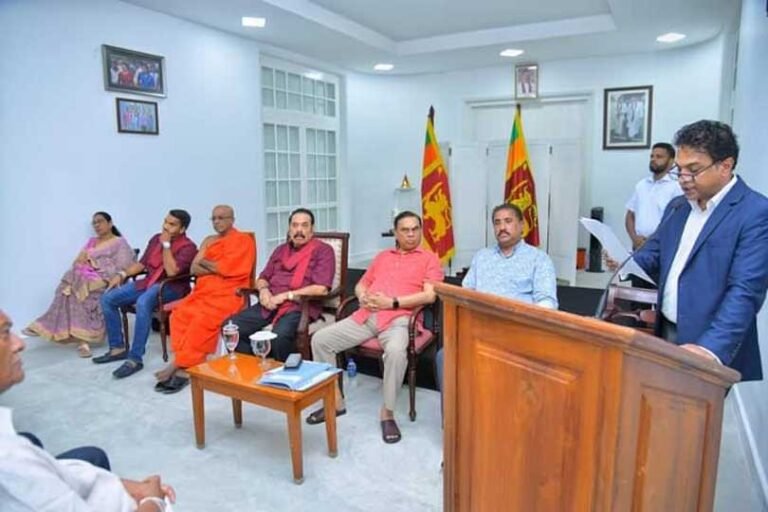 පොහොට්ටුව දෙකඩ වෙයි: රාජපක්ෂලා එක පිලකට