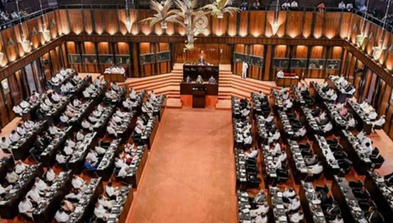 මන්ත‍්‍රී ධුර විශාල ප‍්‍රමාණයක් එකවර අහෝසි කරන්න යයි..