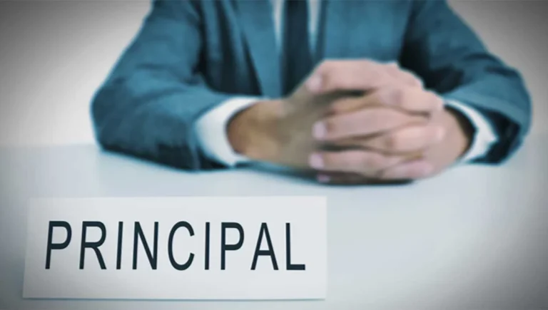 දැරියකට අතවර කලැයි විදුහල්පතිට ගුටි පූජාවක්..