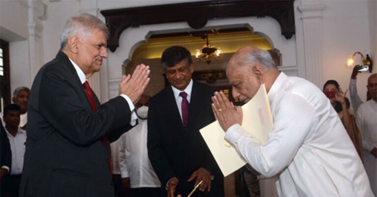 රනිල්ට ලැජ්ජා නැති බව දිනේෂ් කියයි