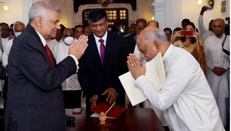 දිනේෂ් පොහොට්ටුව හැර යයි.. ජනපති සමග එක්වේ..