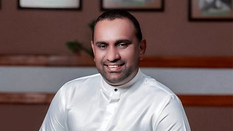 පක්‍ෂය අතහැර අනිත් ඔක්කොම ගියත් සජිත් ඉන්නවා..- චමින්ද විජේසිරි