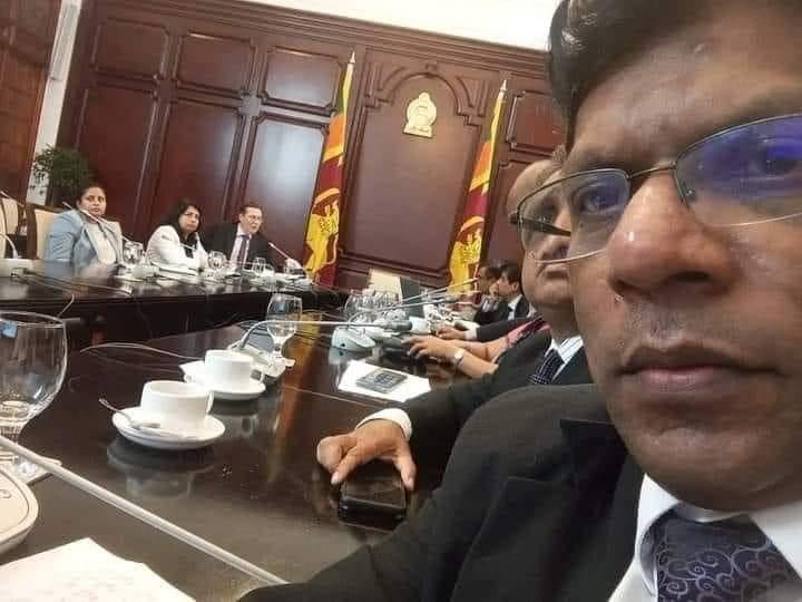 ශ්‍රී ලංකාවේ ආර්ථික විද්වතුන් අයි.එම්.එෆ් එක්ක ජනාධිපති කාර්යාලයේදී සෙල්ෆි ගහ‍යි