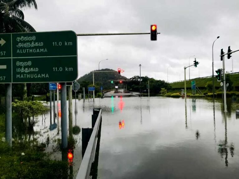 දක්ෂිණ අධිවේගය භාවිතා කරන රියැදුරන්ට දැනුම්දීමක්