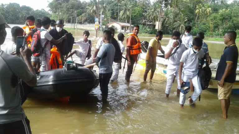 දිවයිනට බලපා ඇති ආපදා තත්වයෙන් ජනතාව මුදවා ගැනීමට විශේෂ කණ්ඩායම් 7ක්