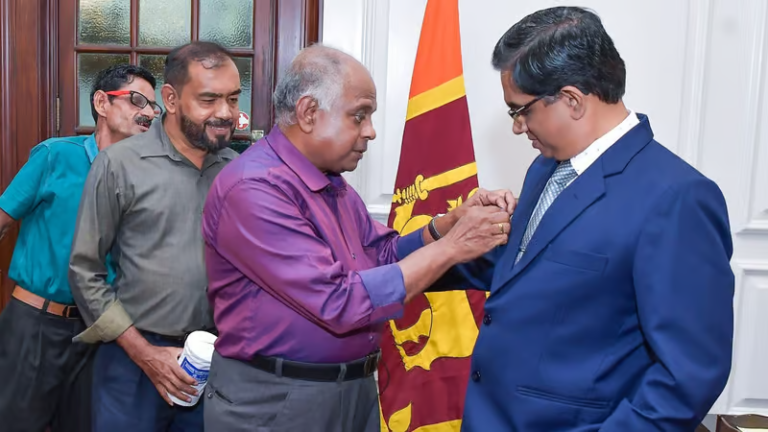 ජාත්‍යන්තර සුදු සැරයටි සුරක්ෂා දින පළමු කොඩිය ජනාධිපති ලේකම්වරයා වෙත පළඳවයි